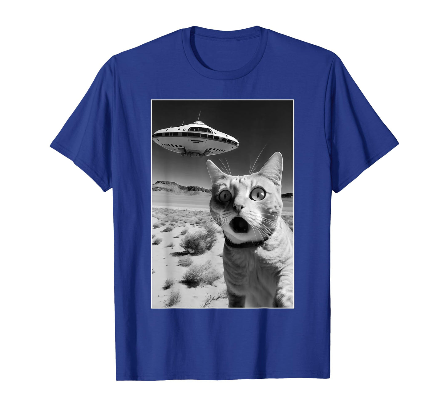 A cat taking a selfie with a ufo spaceship - funny pun meme Men Women Kids T-Shirt