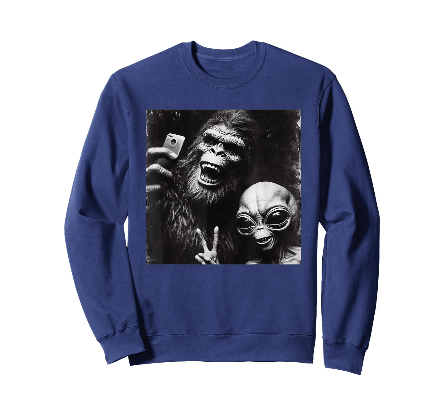 Retro Selfie Alien Bigfoot Funny Novelty Bigfoot Alien T-Shirt