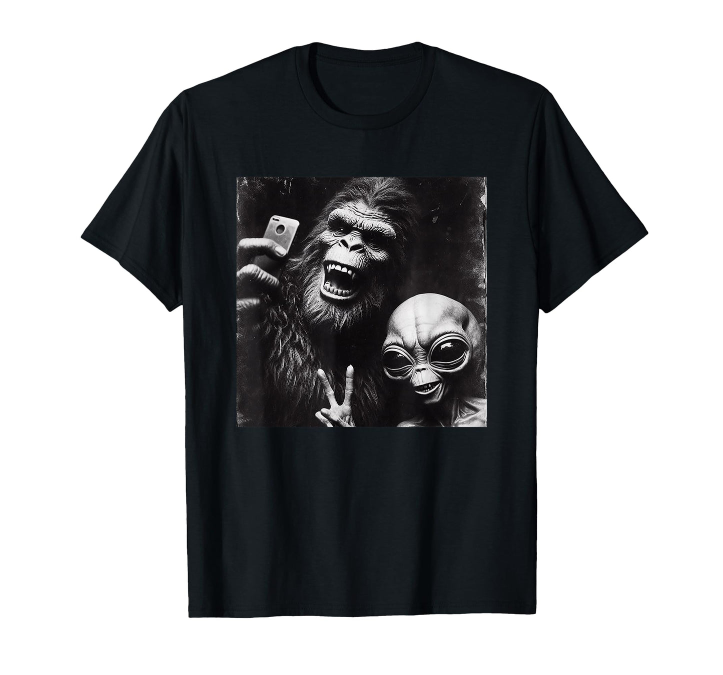 Retro Selfie Alien Bigfoot Funny Novelty Bigfoot Alien T-Shirt